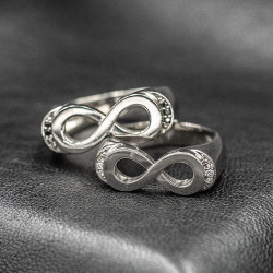 Anello infinito con pietre bianche